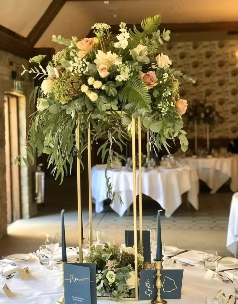 aranjamente florale — aranjament de 30 cm cu flori albe și verdeață
