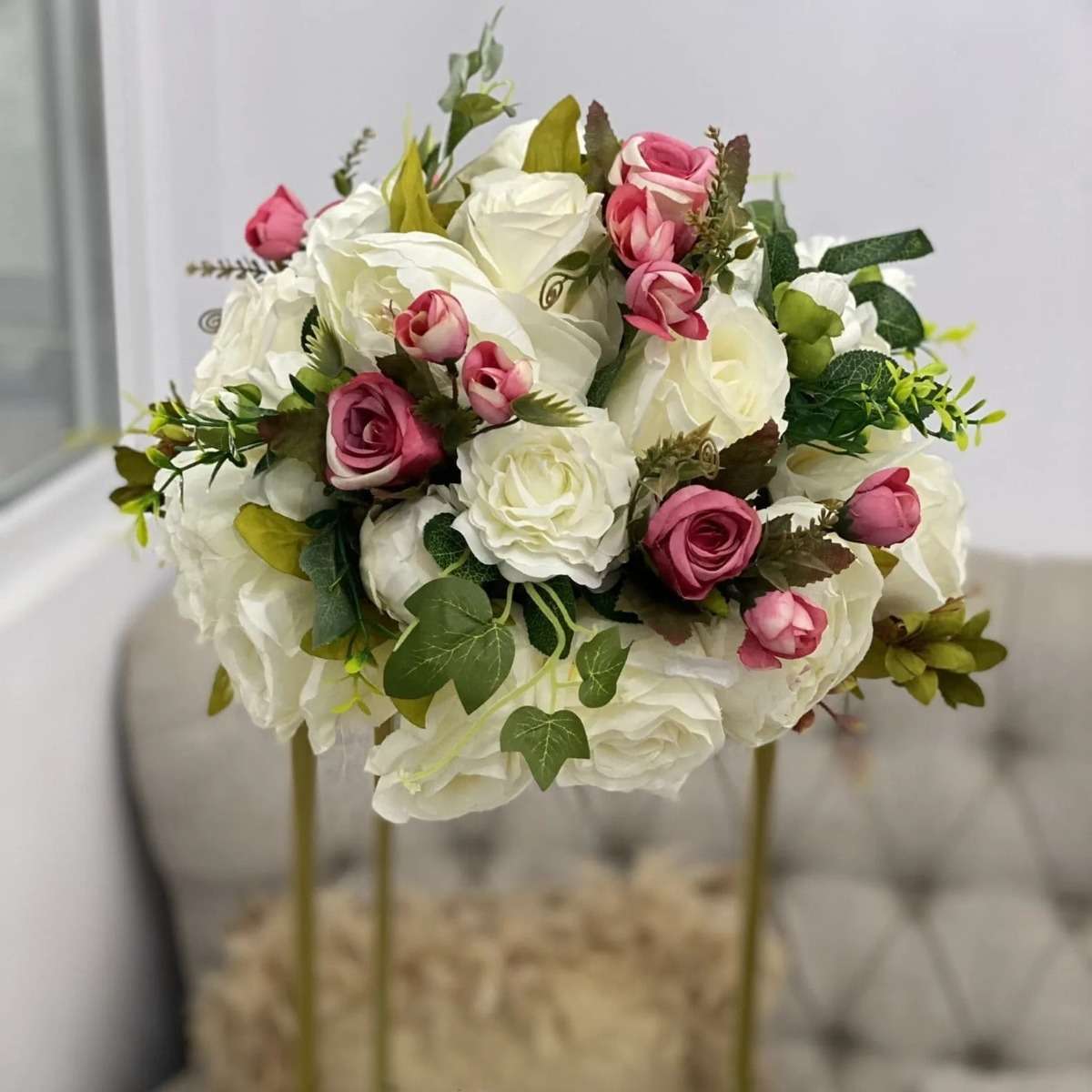 aranjamente florale — aranjament CORA de 35 cm pe masă rotundă de eveniment