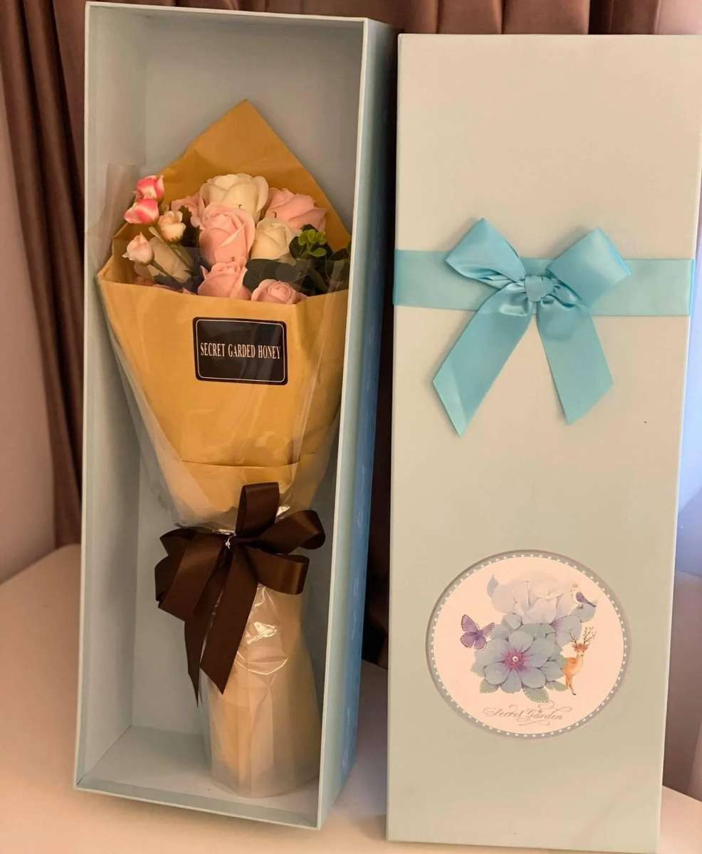 flori de săpun — aranjament buchet în cutie cu suport rigid
