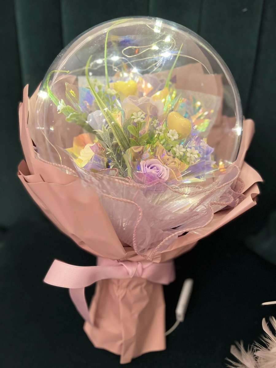 cadouri de Crăciun pentru clienți — aranjament în balon plastic cu LED-uri și flori de săpun
