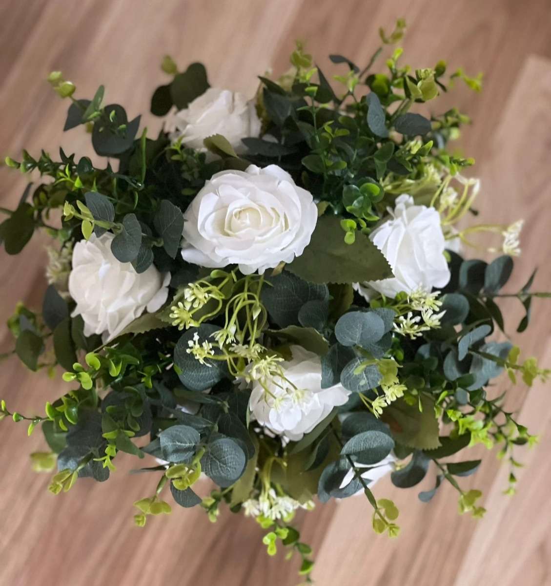 aranjamente florale — aranjament cu trandafiri și eucalipt pe masa lungă