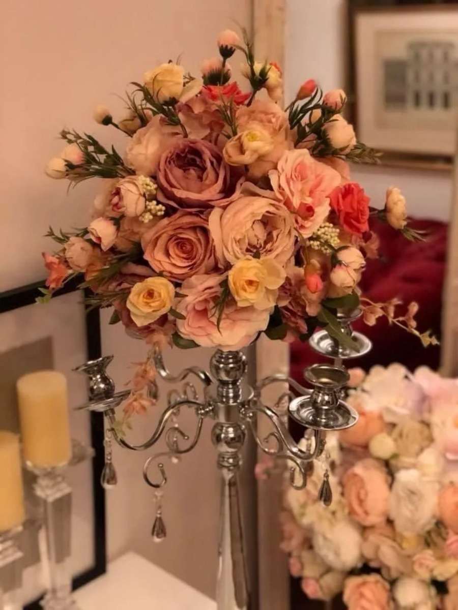 decor de nuntă — aranjament floral bej și somon de 35 cm pentru mese lungi