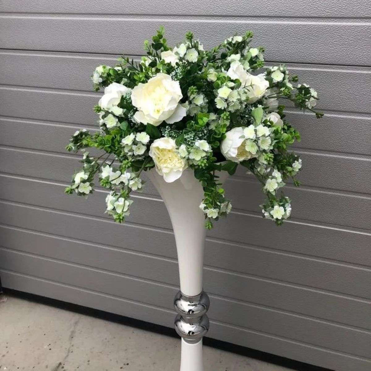 decor de nuntă — aranjament cu flori albe și verdeață pentru mesele de nuntă