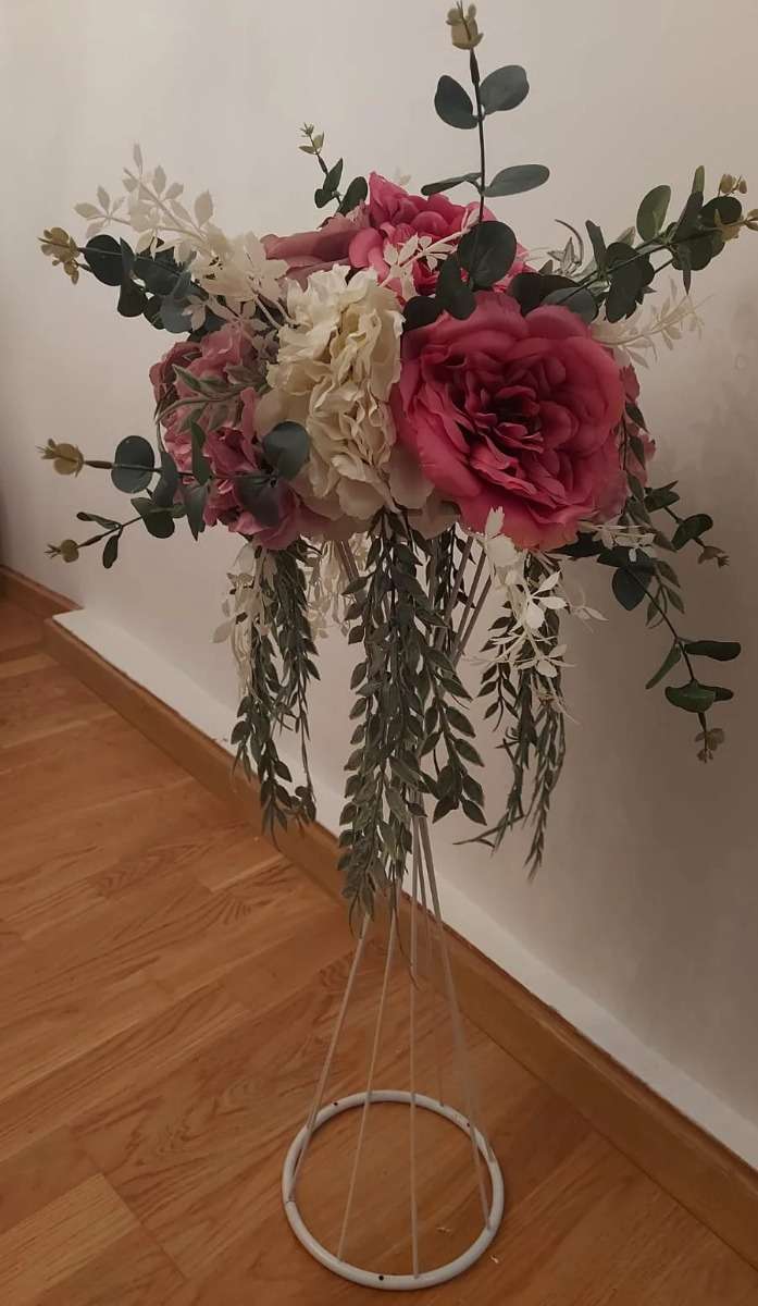 decor de nuntă — aranjament curgător cu hortensie și trandafiri pentru masa de eveniment