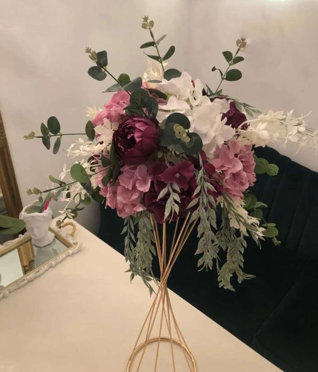 aranjamente florale — aranjament curgător cu trandafiri roz și hortensii, diametru 25 cm