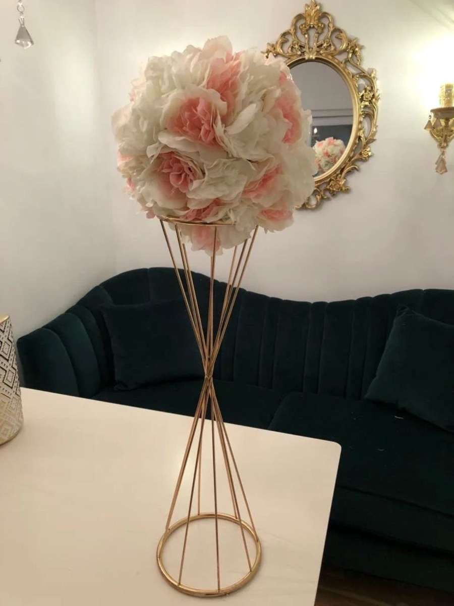decor de nuntă — aranjament floral cu hortensie roz pe masa de nuntă