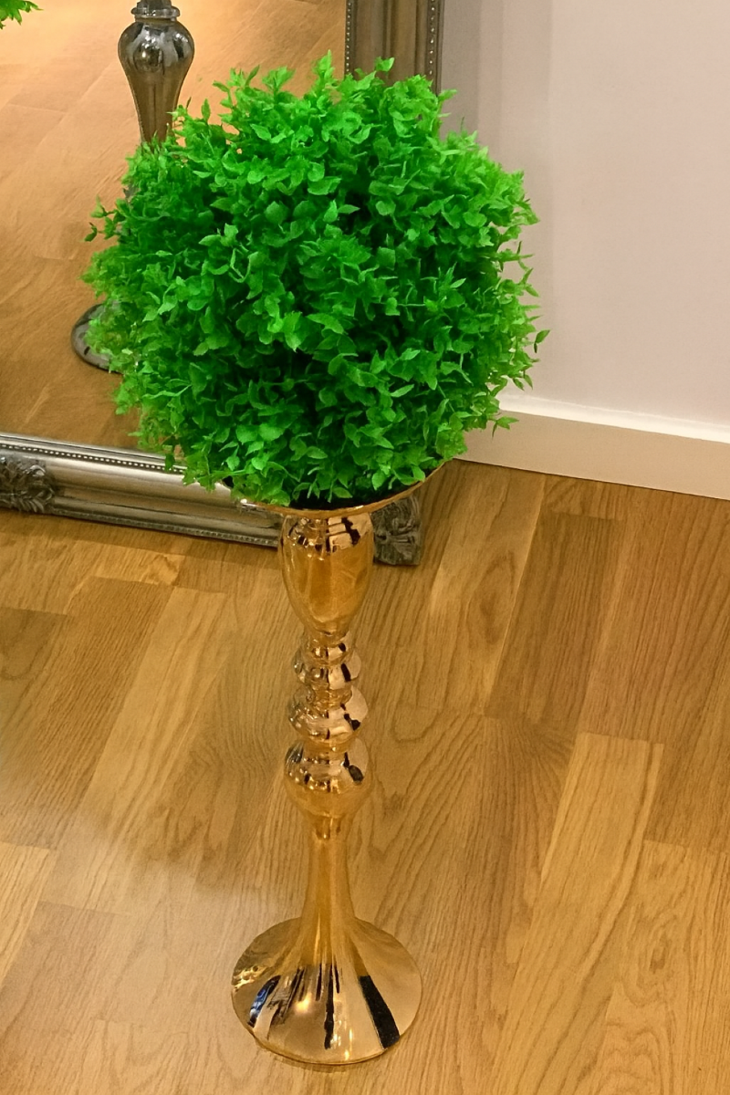 flori artificiale — bilă decorativă verde smarald pe suport înalt
