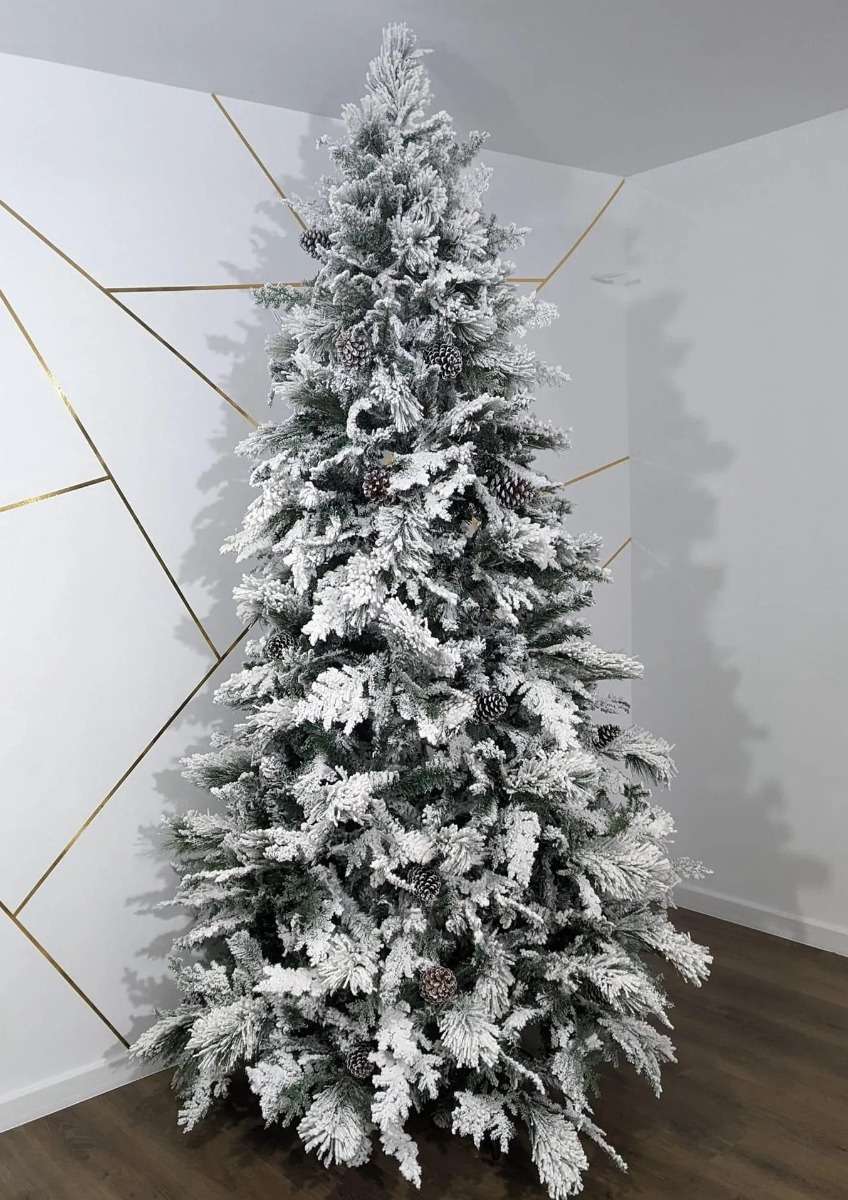 decor Black Friday — brad artificial de 210 cm cu zăpadă și conuri naturale