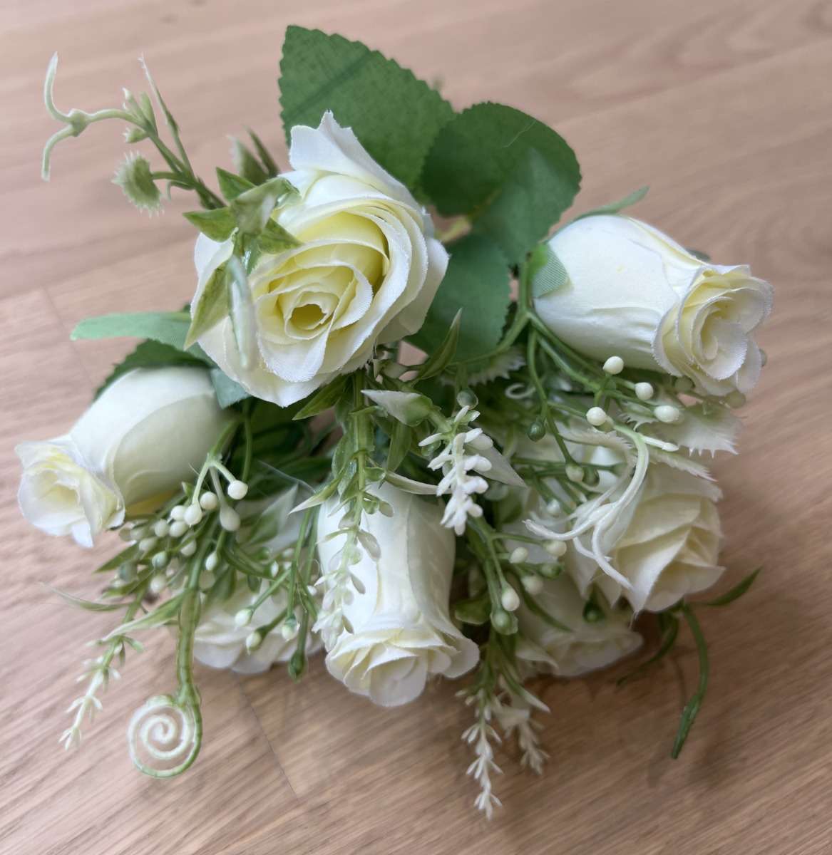 flori artificiale — buchet de mini roze crem cu șapte fire de 31 de centimetri