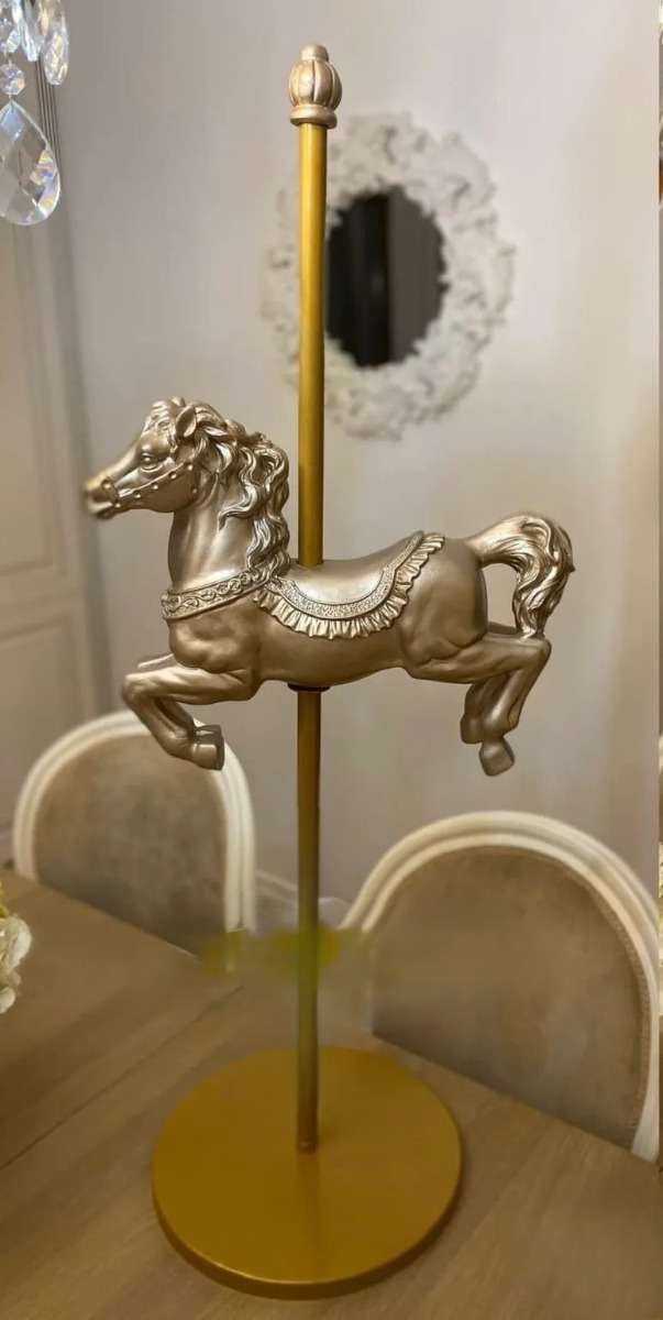 ursuleți și figurine — căluț decorativ auriu pentru masa de botez