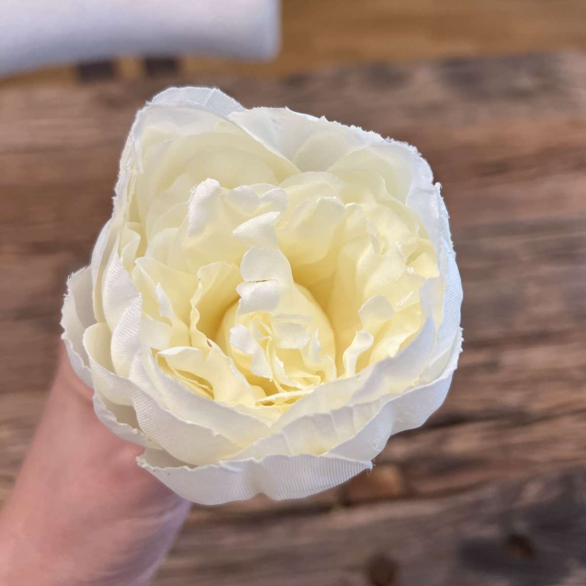 flori artificiale — cap de bujor alb cu diametru de 9 cm