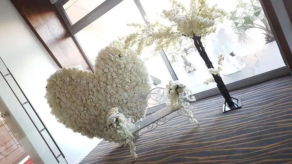 decor de nuntă — copac de cireș alb de 2,5 metri pentru intrarea în sală