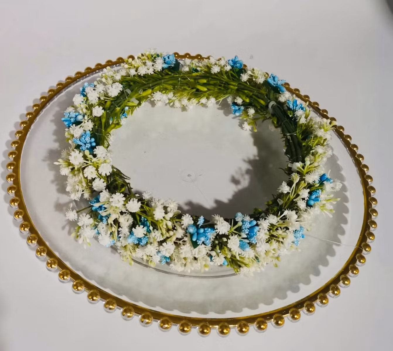 decor de toamnă — coroniță albă cu gypsophila pe ușa de la intrare