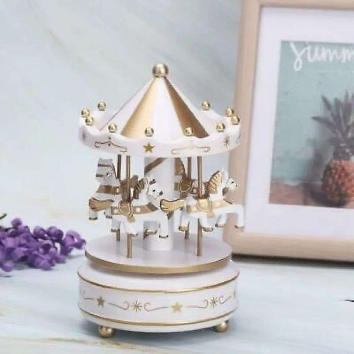 decor de botez — cutie muzicală cu căluț de carusel pentru prima șuviță