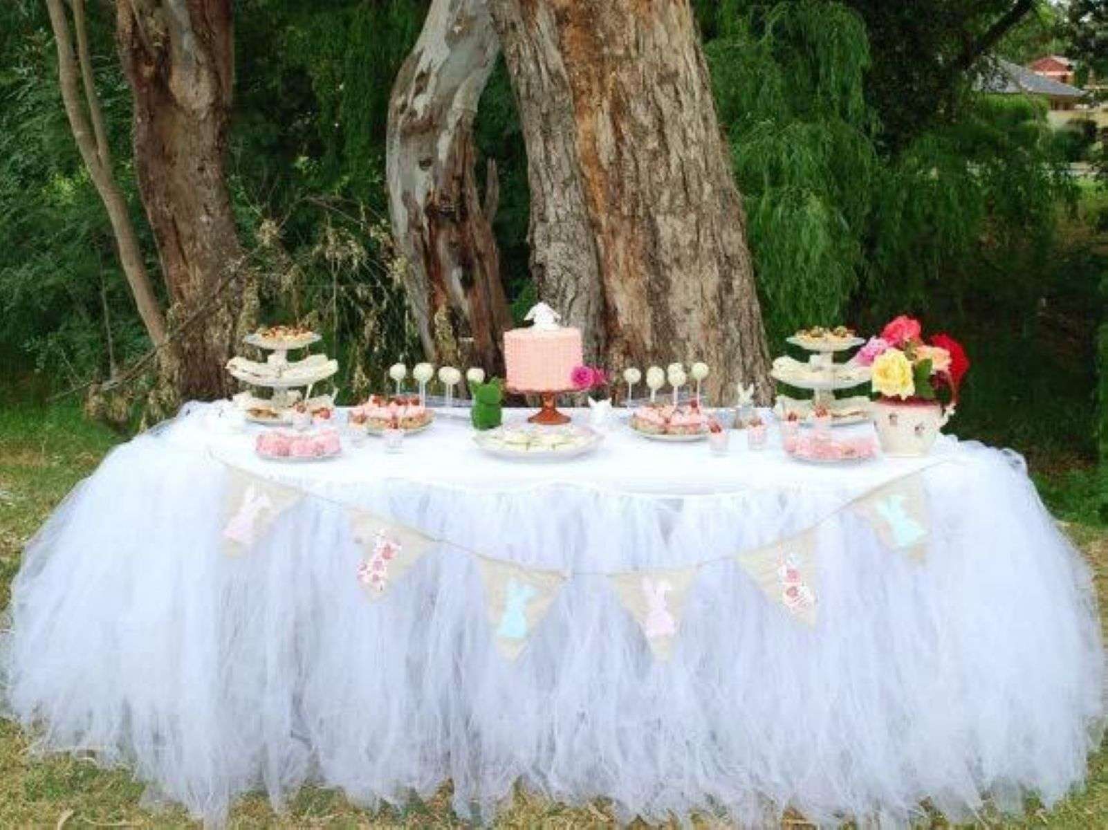 decor de botez — tulle alb drapat pentru cristelniță