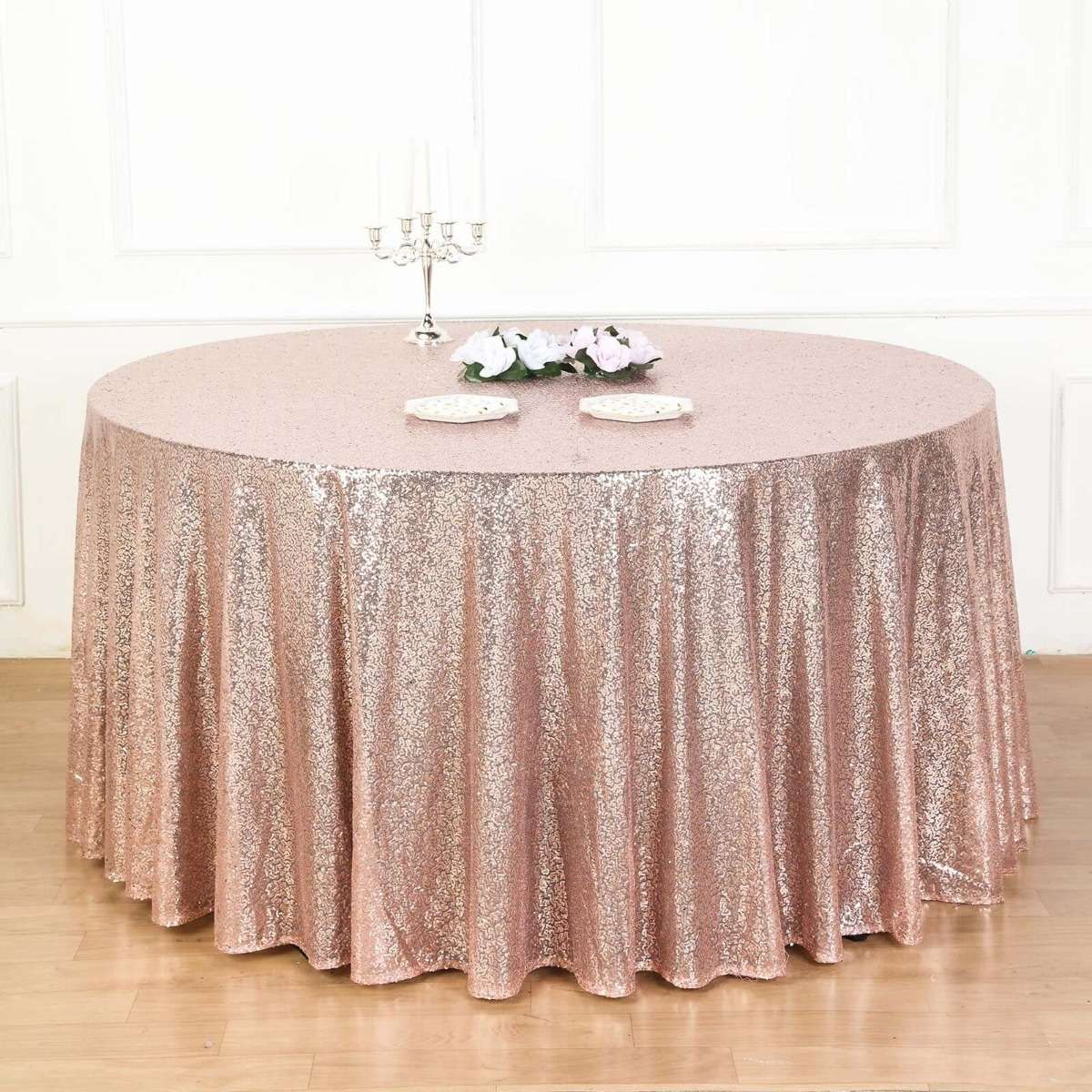 decor de botez — față de masă rotundă cu paiete pentru masa de tort