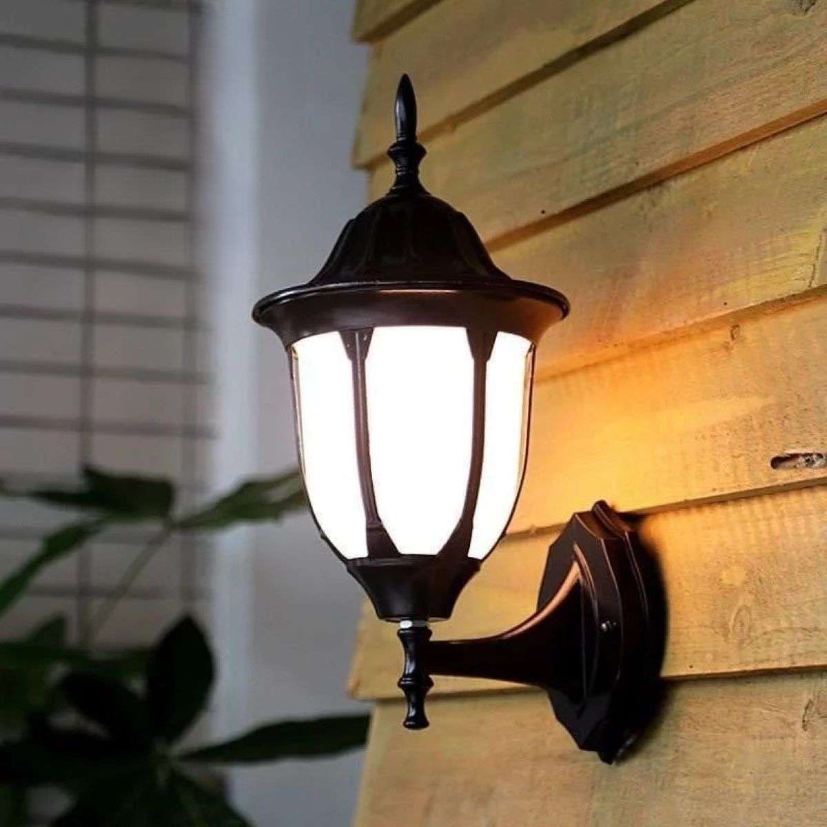 decor de Crăciun — felinar negru lucios pentru ușa de intrare