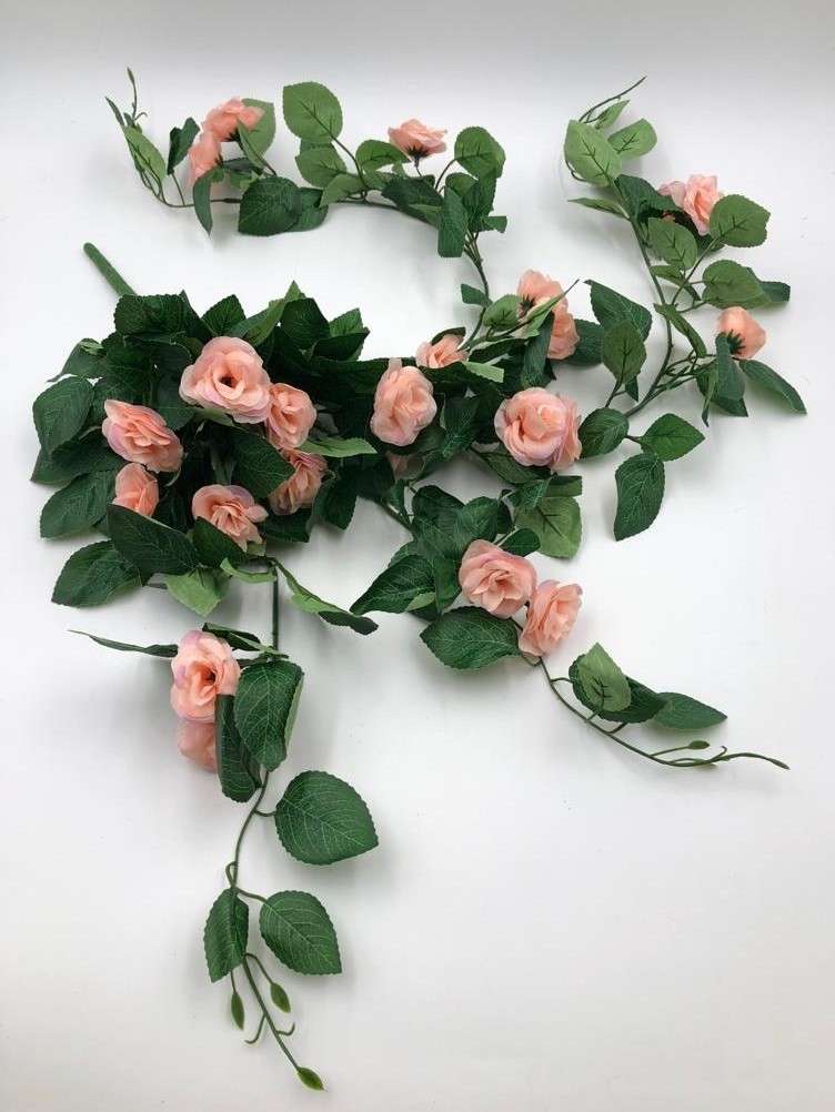 flori artificiale de calitate — ghirlandă cu trandafiri roz