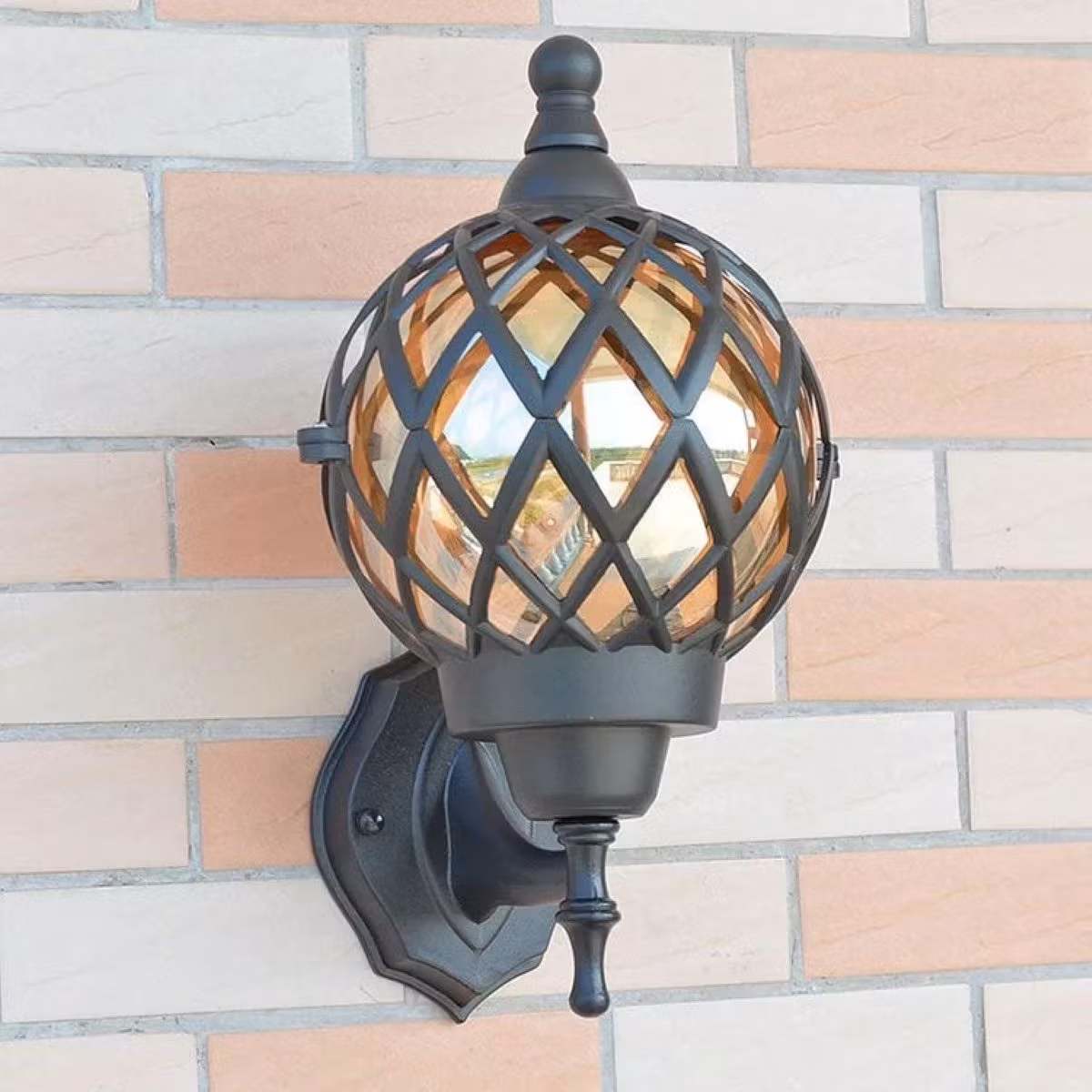 decor de Crăciun — felinar de perete negru pentru fațadă