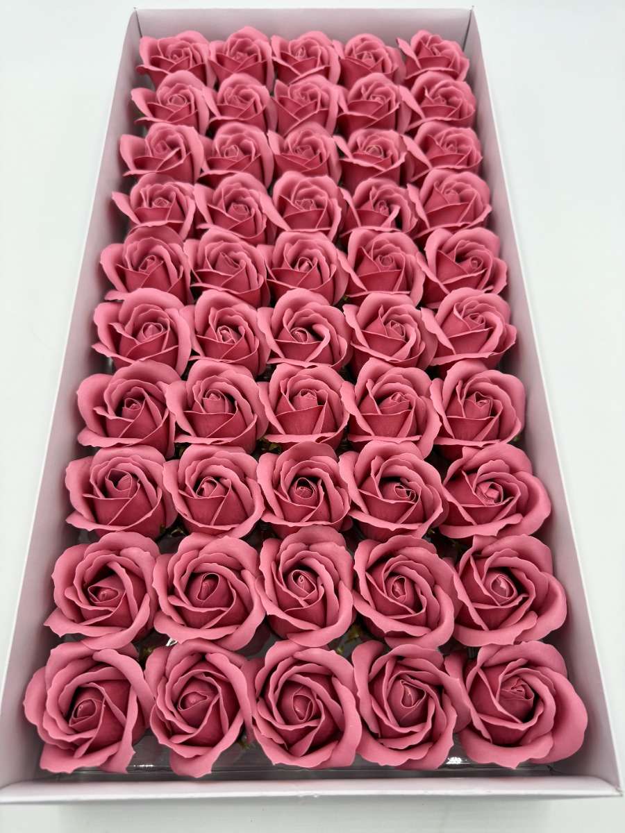 flori de săpun — trandafiri premium Lotus pe un raft răcoros