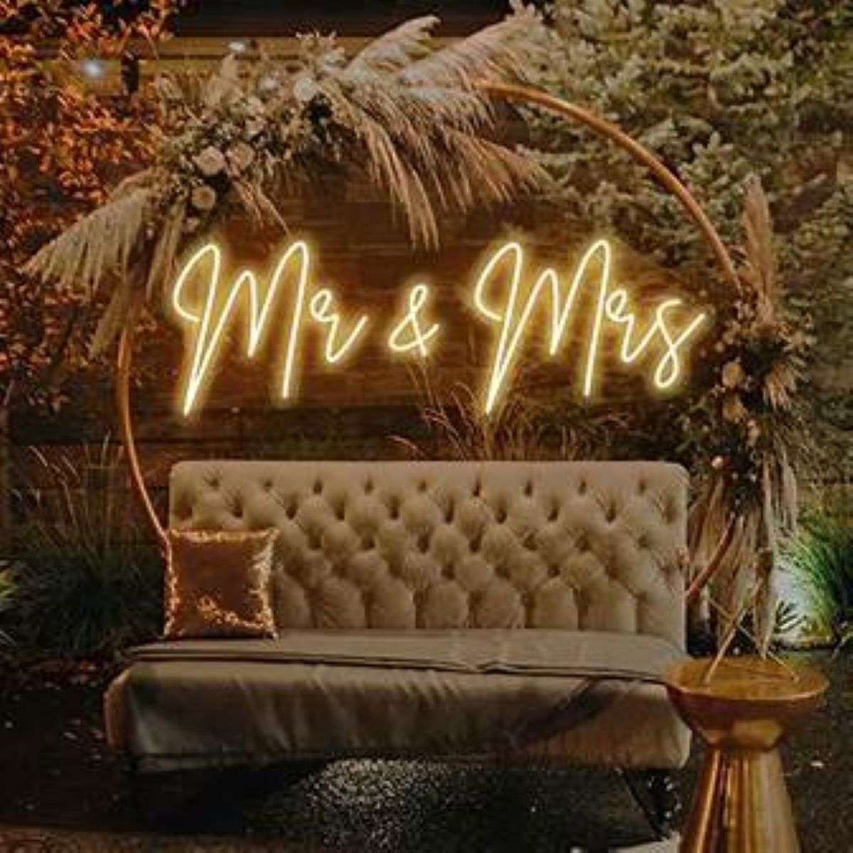 mobilier de evenimente — litere luminoase MR & MRS lângă zona de bun venit
