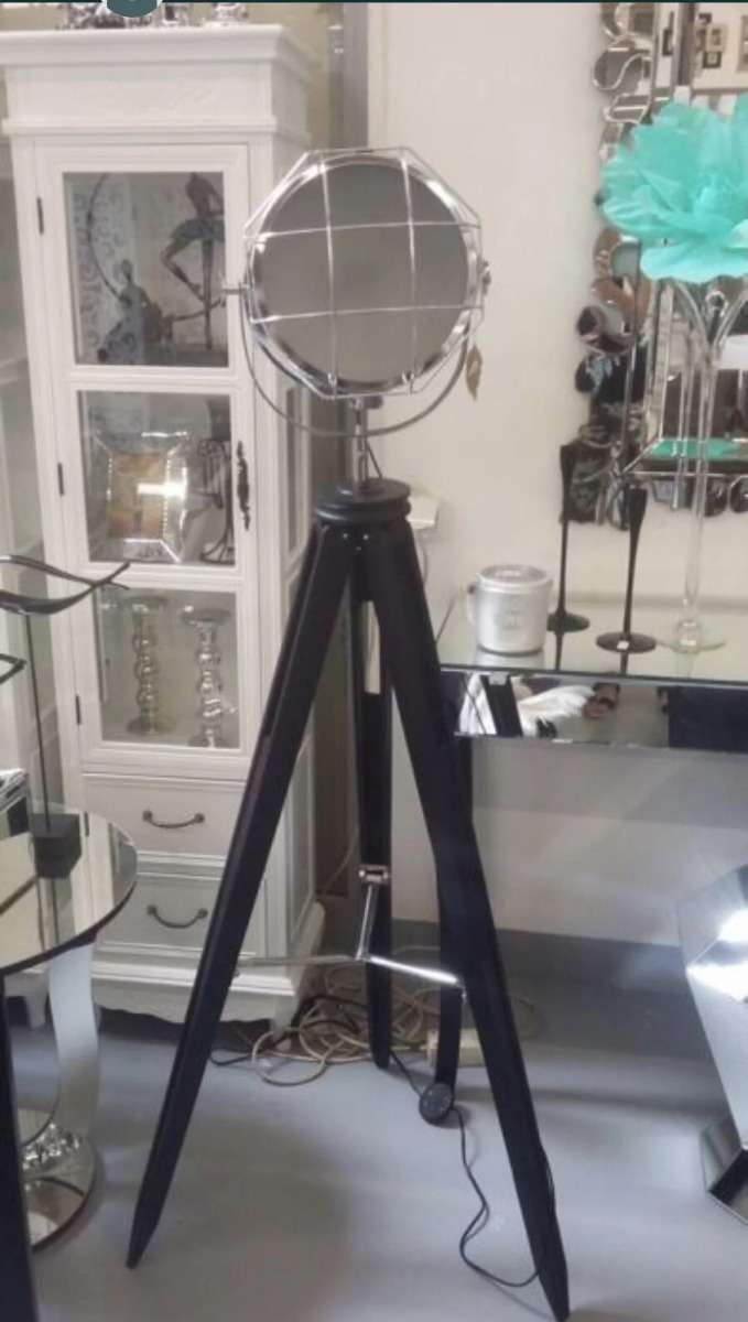 corpuri de iluminat — lampadar retro cu trepied înalt de 150 cm pentru lounge