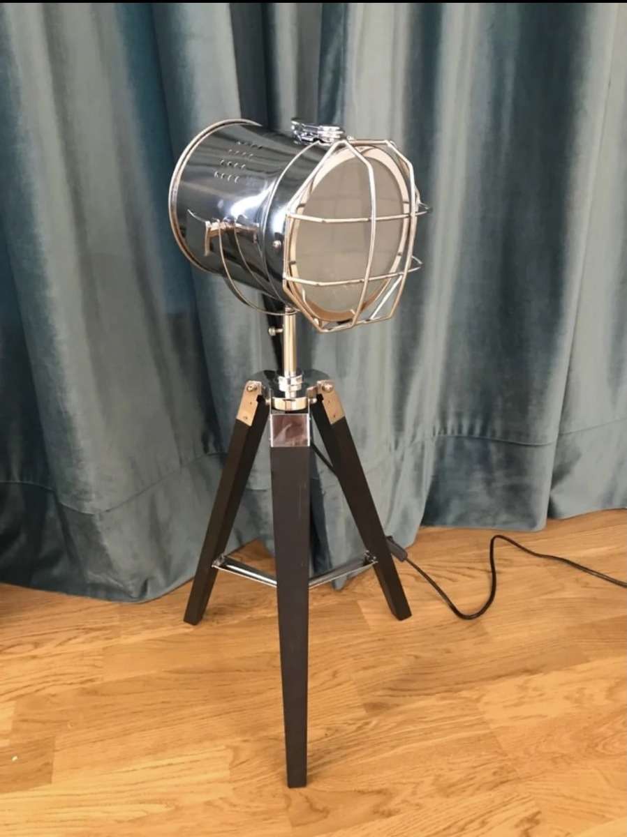 mobilier de evenimente — lampadar retro trepied pentru lumină sub cort