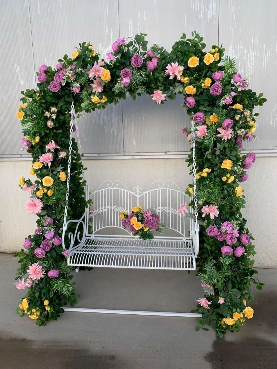 mobilier de evenimente — leagăn decorativ cu arcadă florală