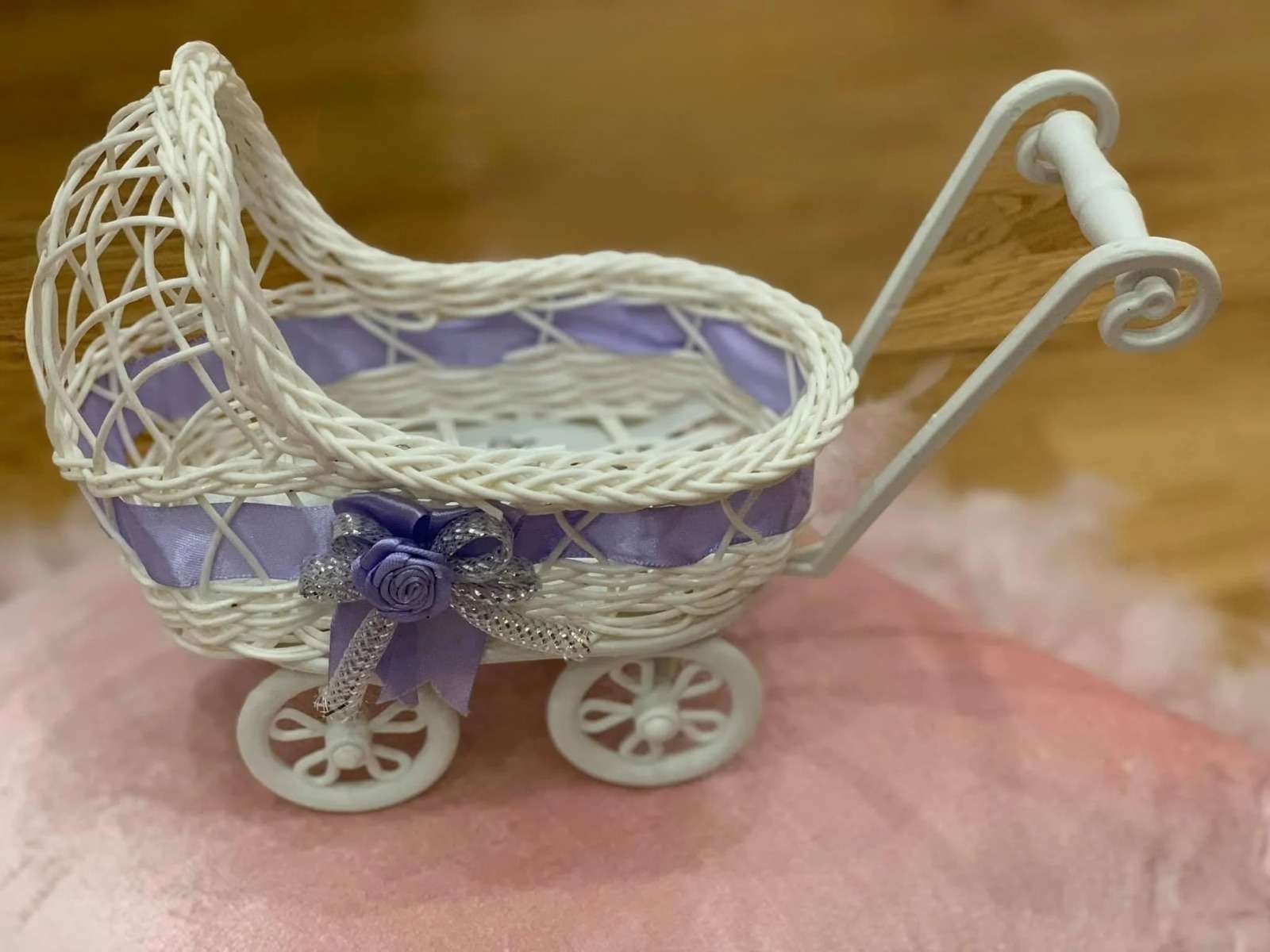 decor de botez — minicarucior mov cu fundiță, mărturie păstrată
