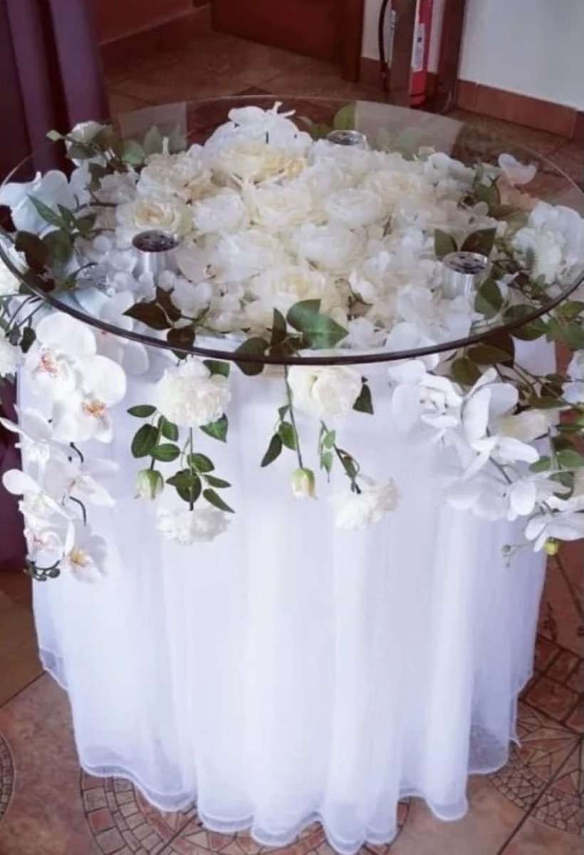 aranjamente florale — necesar de flori pentru decorarea mesei tortului