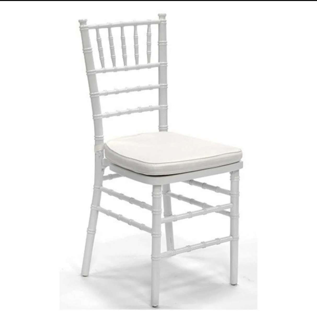 decor de nuntă — pernă albă din material textil pentru scaun chiavari