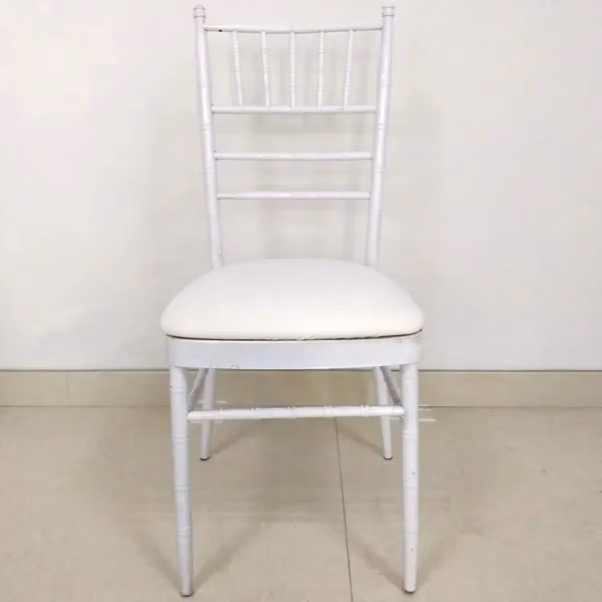 mobilier de evenimente — scaun Chiavari alb cu pernă inclusă