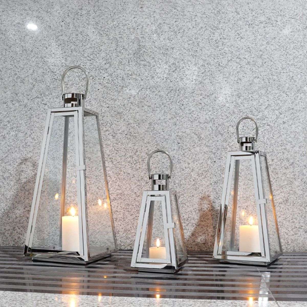 decor eveniment — felinare argintii pentru intrarea în sală