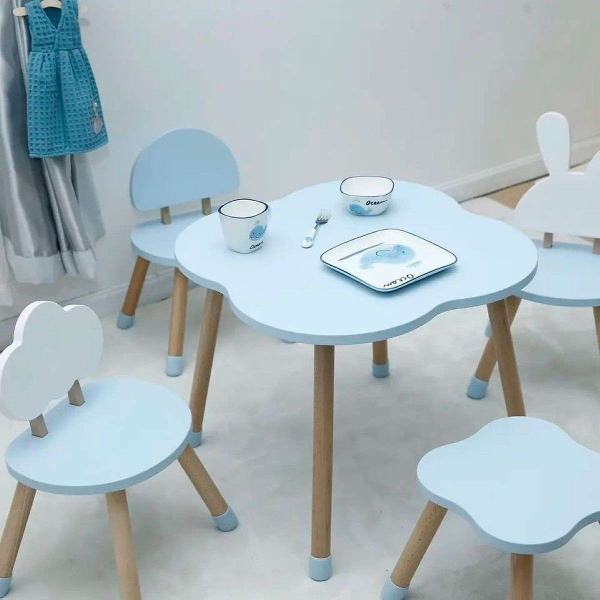 mobilier de evenimente — set de masă și patru scaune bleu pentru copii