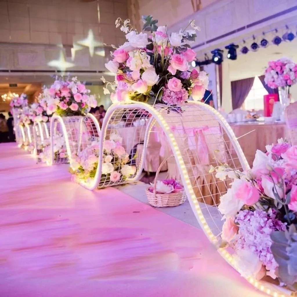 decor de nuntă — suport de grilaj metalic pentru decor lateral de eveniment