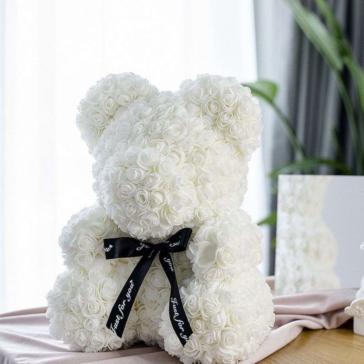 decor de botez — urs alb de 70 cm din flori de spumă pentru testul de scară