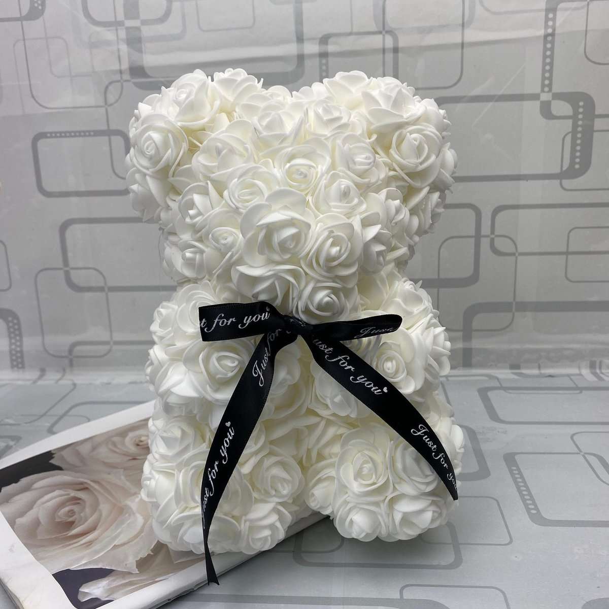 decor pentru copii — urs din flori de spumă de 25 cm pe un raft jos