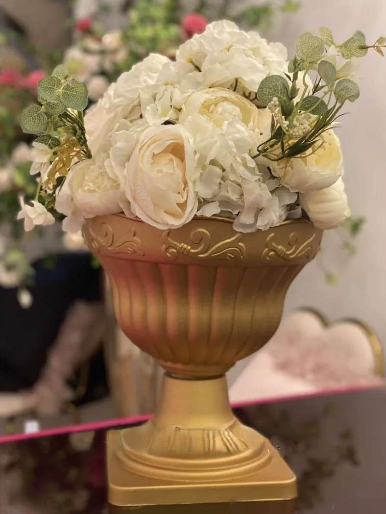aranjamente florale — vază Roma aurie de 40 cm pe consolă
