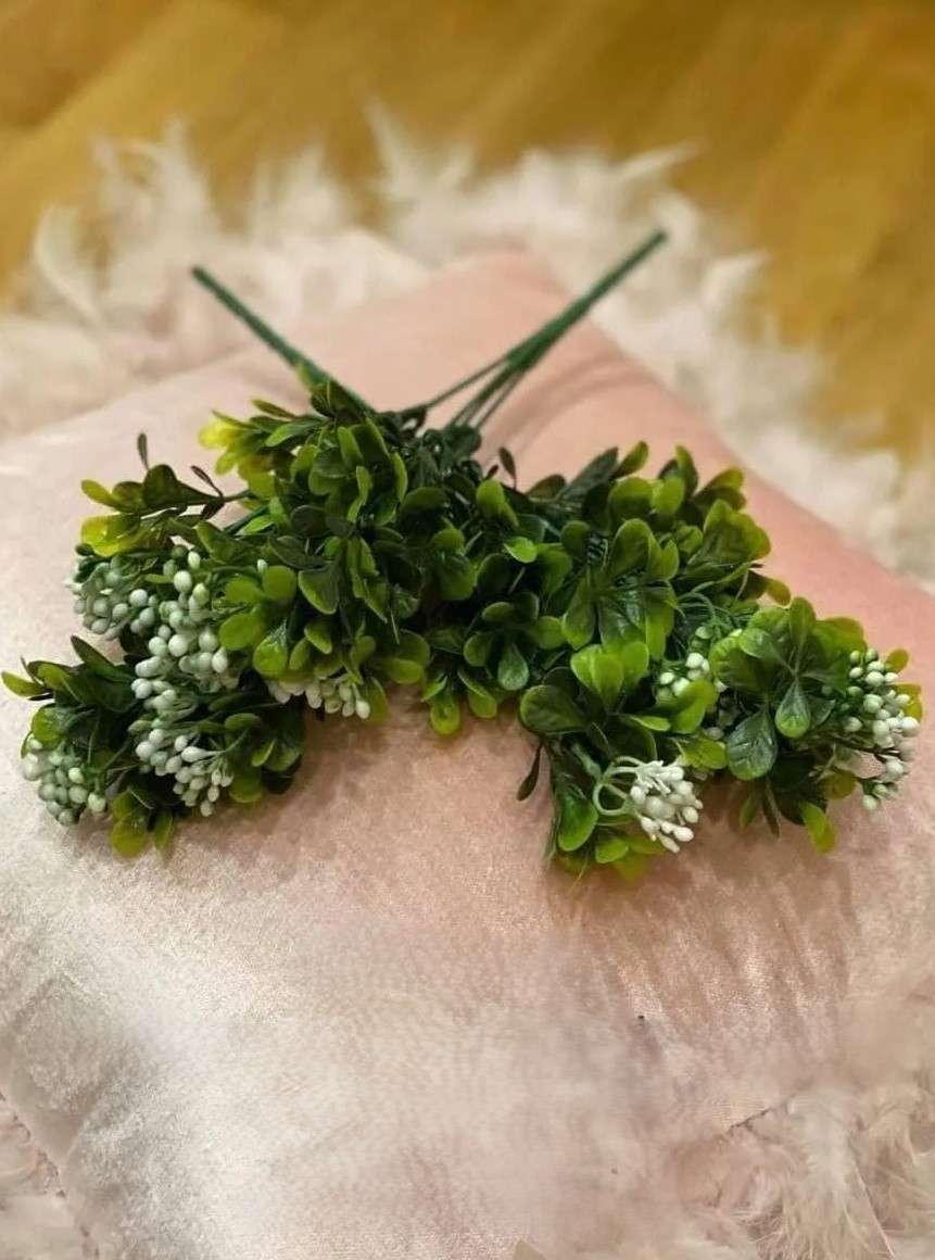 decor nunta de iarnă — verdeata artificială cu bobite albe pentru decor de iarnă