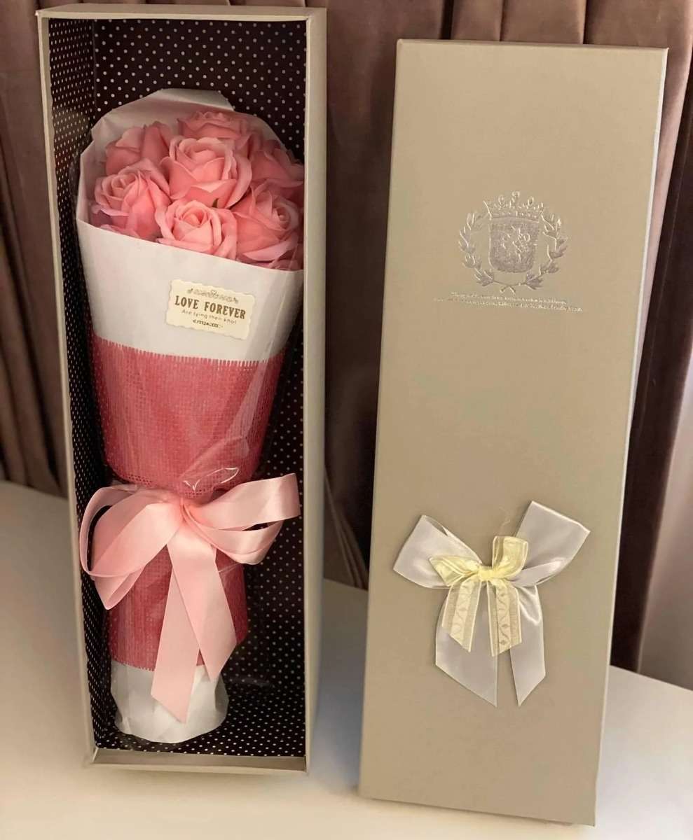 Cutii cu flori: ce pui în ele pe lângă buchet și verdeață