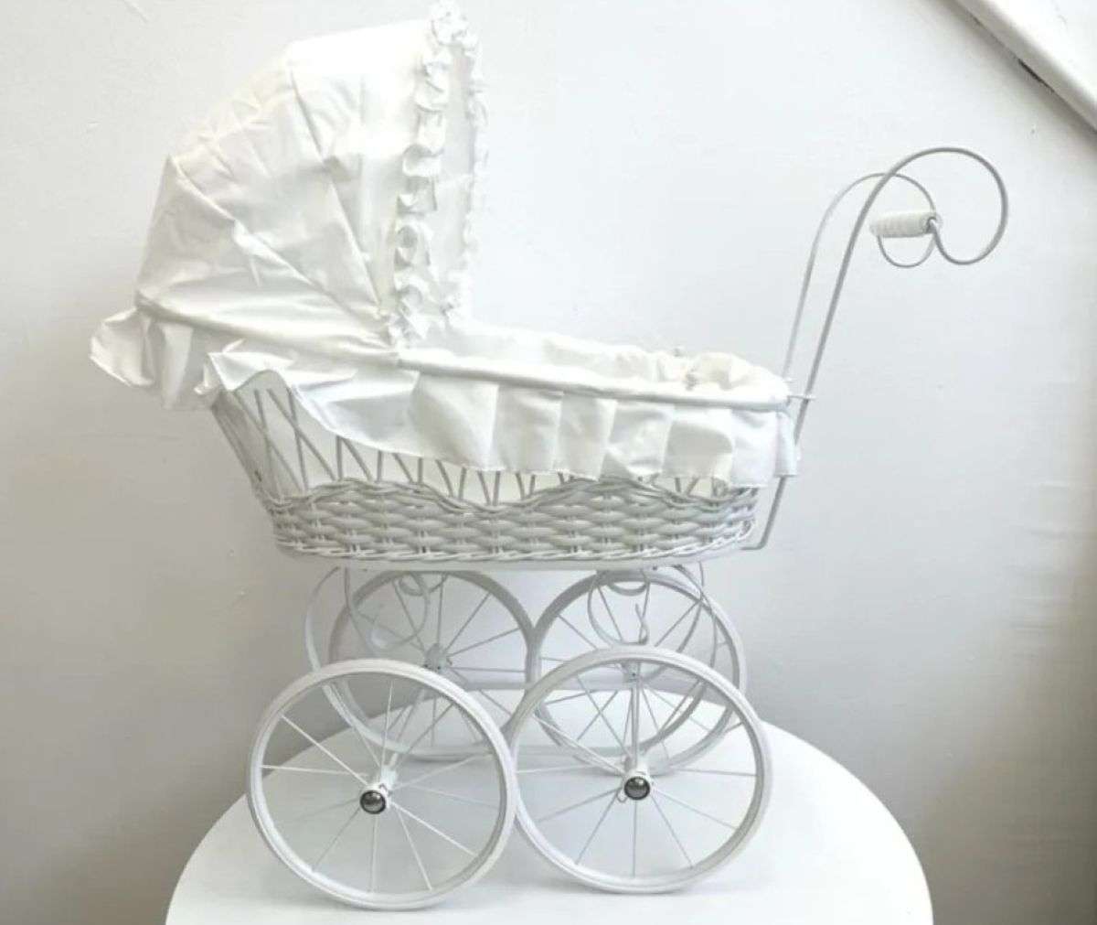 Decor de botez într-o sală mică: 3 zone care încap