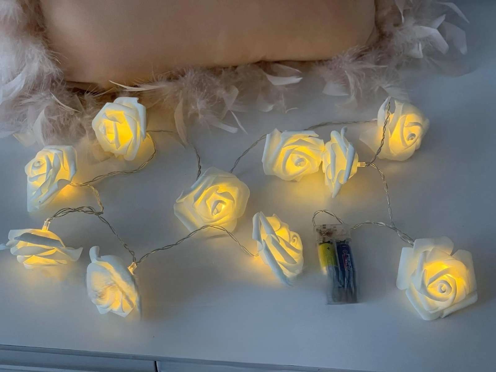 Bucătăria de Crăciun — decor pe rafturi și pe masă