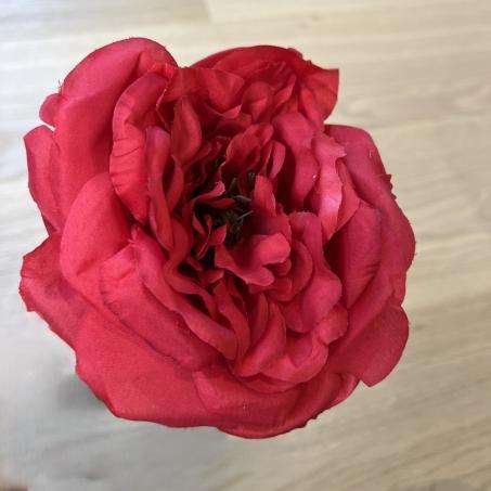 Cum cureți florile artificiale fără să le strici forma