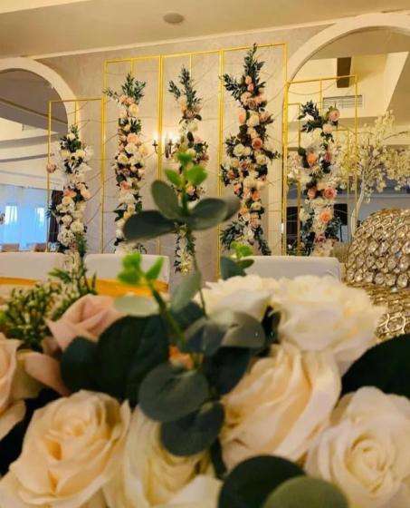 Decor eveniment corporate pe scenă: ce pui în fundal