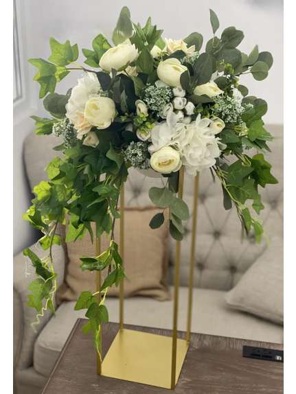 Aranjament cu Verdeata si Flori Albe – Diametru 35 cm, Cod Irina