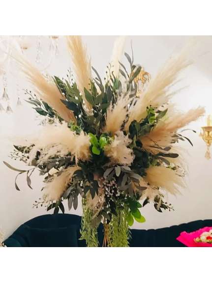 Aranjament bogat cu flori albe, verdeata si pampas 290 – 60 cm diametru