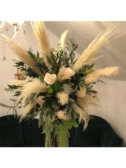 Aranjament bogat cu flori crem, verdeata si pampas 290 – 60cm diametru
