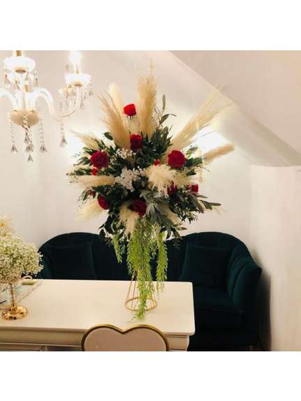 Aranjament bogat cu flori rosii, verdeata si pampas 290 – 70 cm diametru