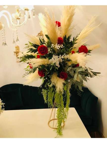 Aranjament bogat cu flori rosii, verdeata si pampas 290 – 50 cm diametru