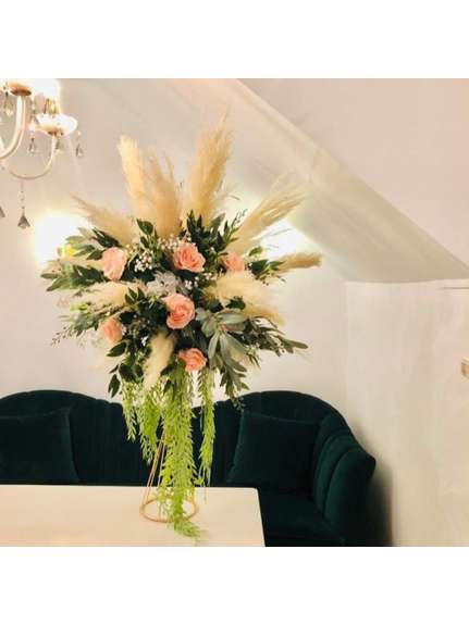 Aranjament bogat cu flori somon, verdeata si pampas 290 – 70 cm diametru